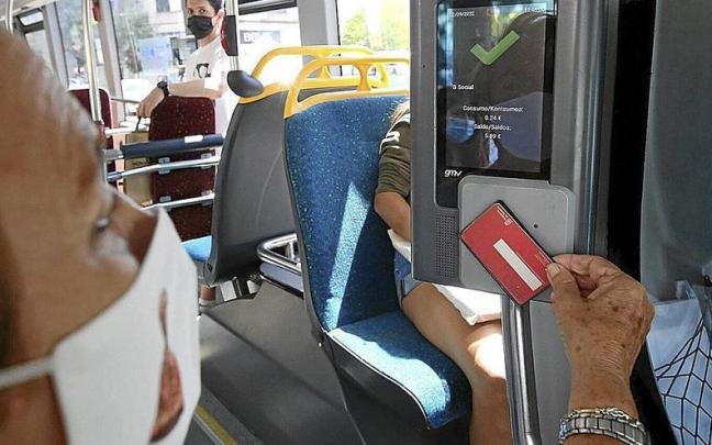 Una usuaria hace uso de la tarjeta del autobús para acceder al descuento de 0,73 a 0,51 euros.