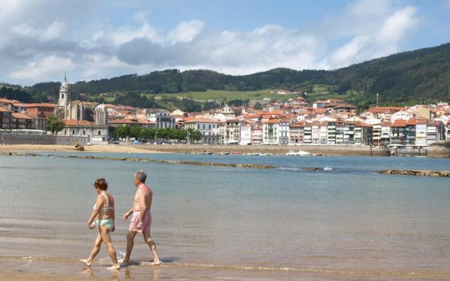 Lekeitio, Isuntza hondartzatik ikusita.