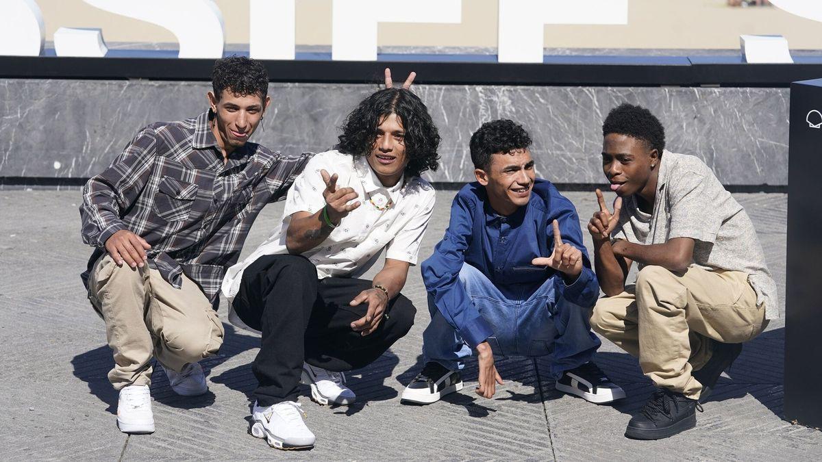 Cuatro de los cinco chicos protagonistas del filme, ayer en Donostia.