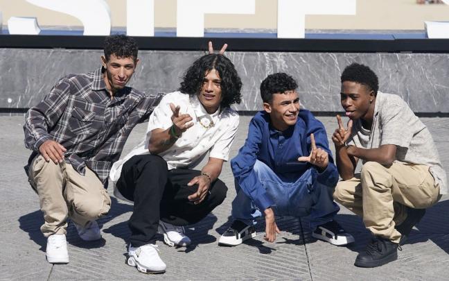 Cuatro de los cinco chicos protagonistas del filme, ayer en Donostia. Cuatro de los cinco chicos protagonistas del filme, ayer en Donostia.