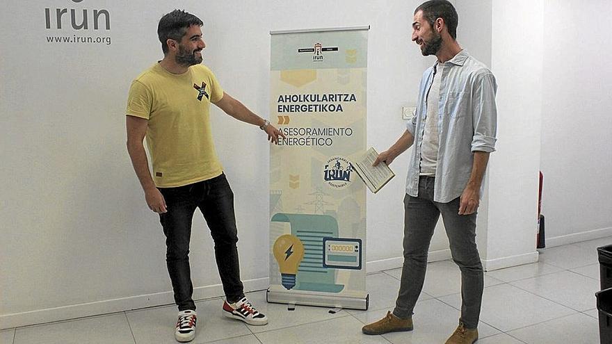 El delegado Olazabal (izq.) y el técnico Andoni Arroitajauregi, ayer en las dependencias del SAC de Irun.