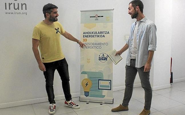 El delegado Olazabal (izq.) y el técnico Andoni Arroitajauregi, ayer en las dependencias del SAC de Irun.