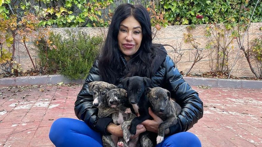 Maite Galdeano con unos cachorros.