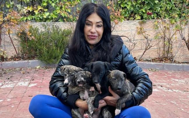 Maite Galdeano con unos cachorros.