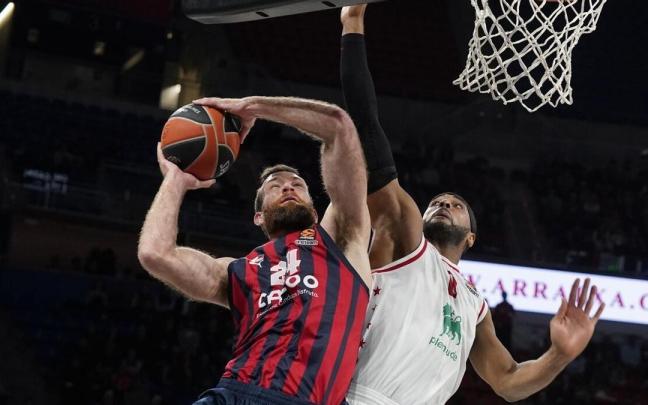 Costello intenta anotar ante la oposici&oacute;n de Davies, el mejor del Armani