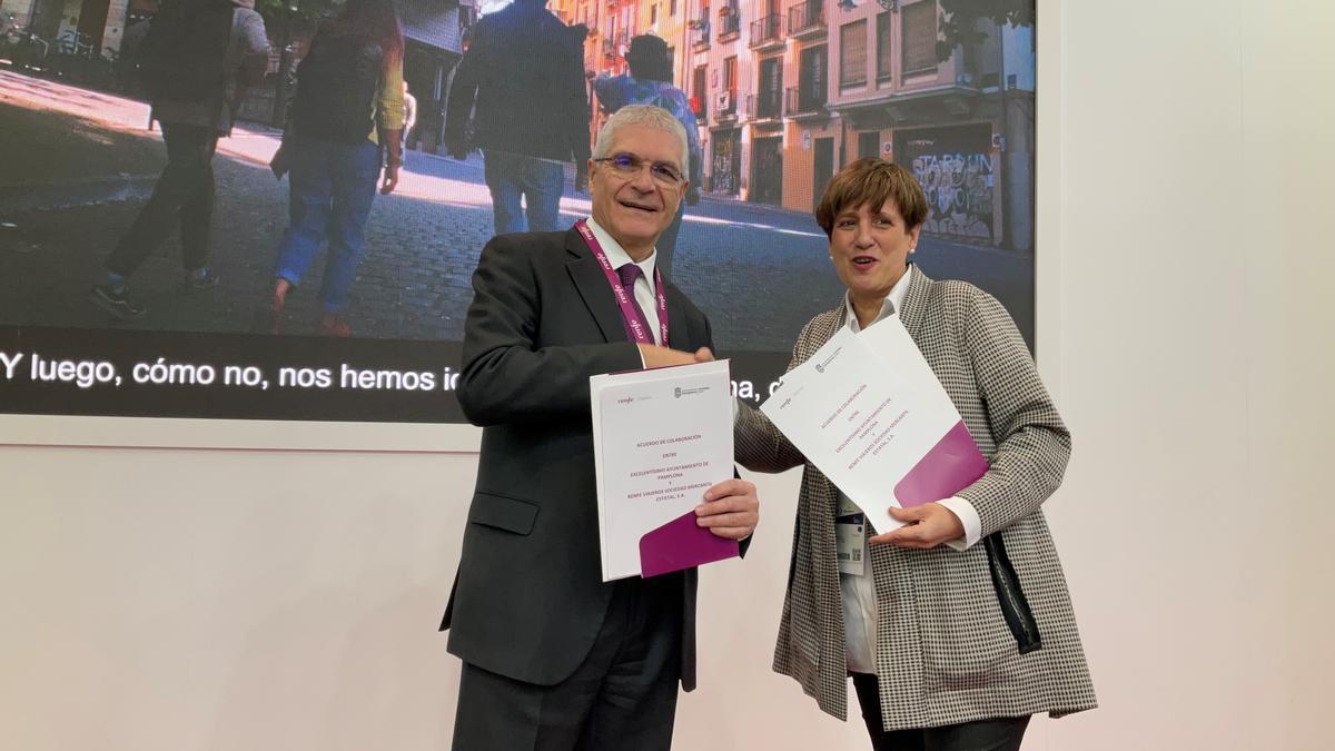 Firma del acuerdo entre el Ayuntamiento y Renfe Viajeros.