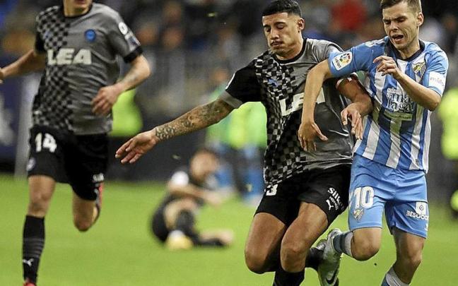 Benavídez disputa un balón con Febas durante el Málaga-Alavés de anoche. | FOTO: ÁREA 11 Benavídez disputa un balón con Febas durante el Málaga-Alavés de anoche. | FOTO: ÁREA 11