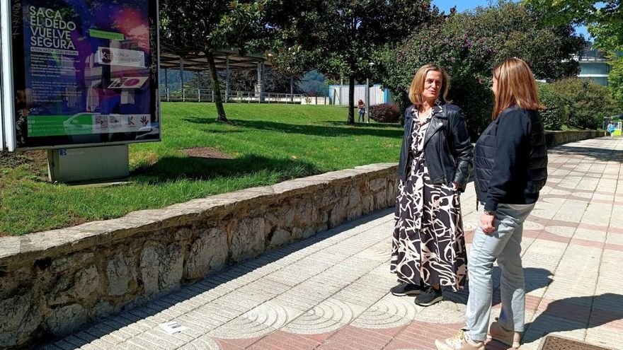 Amaia del Campo, junto a uno de los carteles de la nueva campaña.