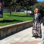 Amaia del Campo, junto a uno de los carteles de la nueva campa&ntilde;a.