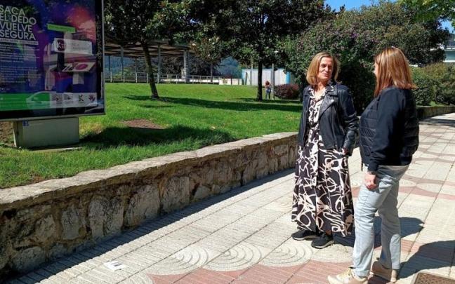 Amaia del Campo, junto a uno de los carteles de la nueva campaña. Amaia del Campo, junto a uno de los carteles de la nueva campaña.
