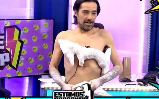 Jordi Cruz con su imitación del vestido de Cristina Pedroche Jordi Cruz con su imitación del vestido de Cristina Pedroche