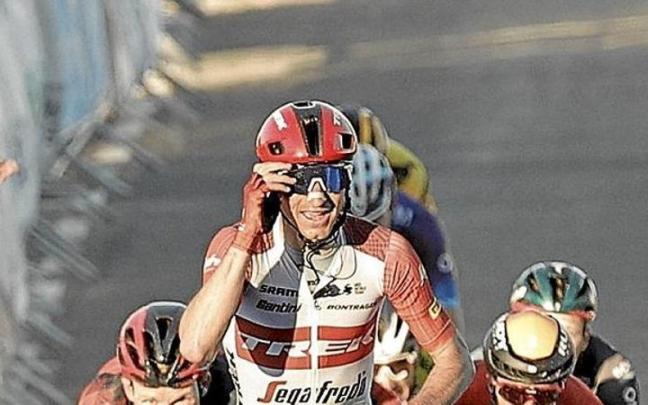Ciccone, antes de lanzar las gafas ante Pello Bilbao y Geoghegan. | FOTO: EFE Ciccone, antes de lanzar las gafas ante Pello Bilbao y Geoghegan. | FOTO: EFE