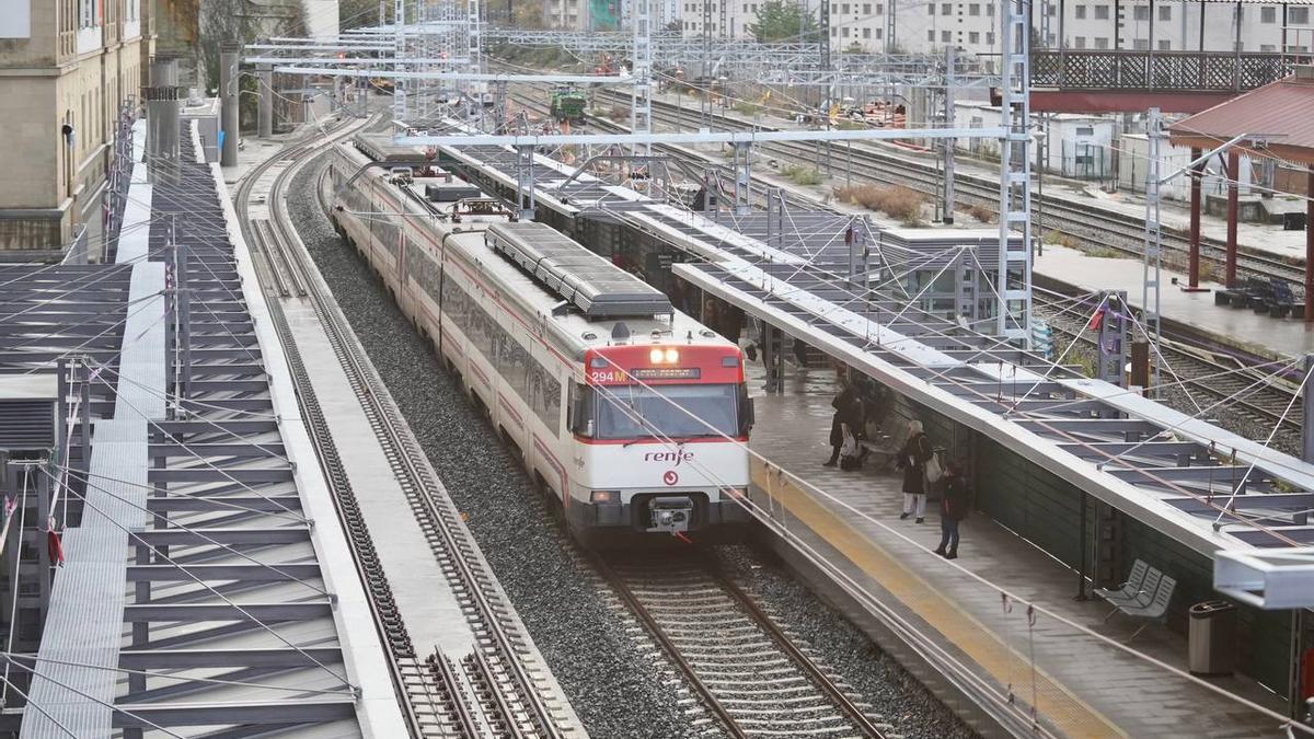 Un tren de cercanías entrando en uno de los andenes habilitados en la estación provisional de Atotxa, en Donostia