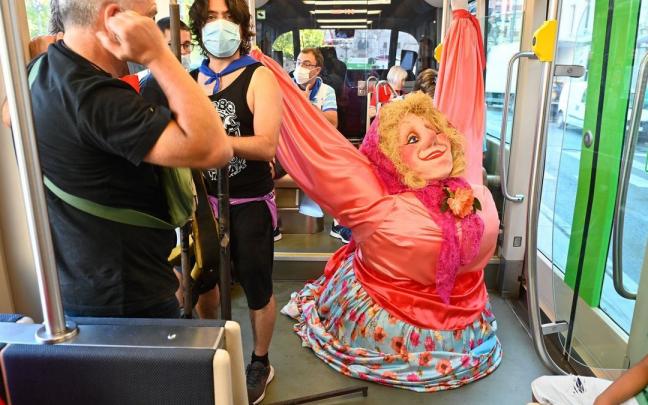 Imagen curiosa de Marijaia viajando en tranv&iacute;a