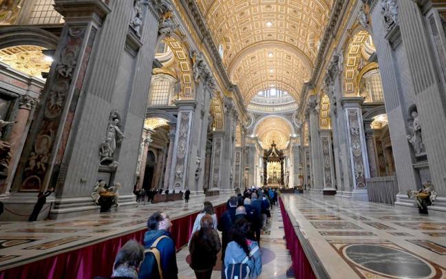 Cientos de personas hacen cola para despedir a Benedicto XVI Cientos de personas hacen cola para despedir a Benedicto XVI