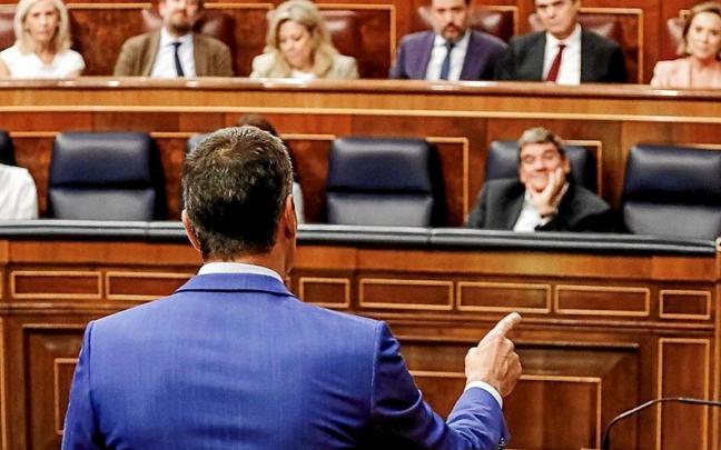 Pedro Sánchez, durante la sesión de control en el Congreso dirigiéndose a la bancada del PP. Pedro Sánchez, durante la sesión de control en el Congreso dirigiéndose a la bancada del PP.