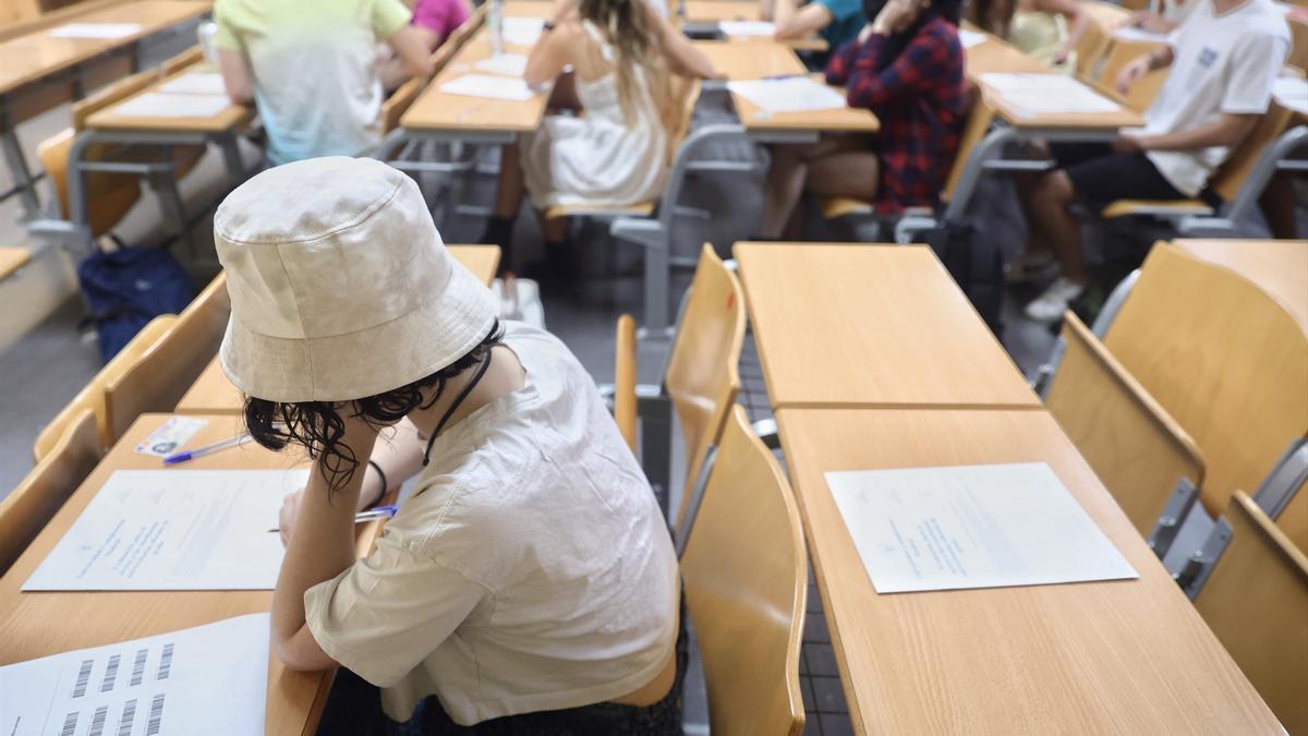 Un estudiante realiza un examen de la EBAU
