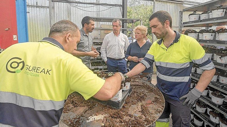 Markel Olano y Maite Peña, en su visita a una empresa que se ha acogido al plan Elkar Ekin. Foto: Ruben Plaza