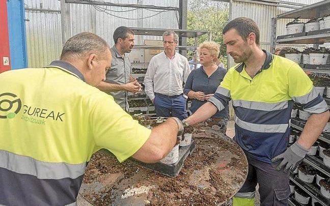 Markel Olano y Maite Peña, en su visita a una empresa que se ha acogido al plan Elkar Ekin. Foto: Ruben Plaza