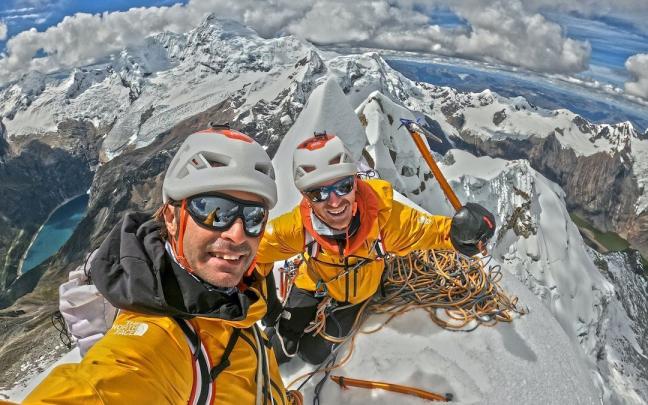 Los hermanos Pou posan en la cima del Cashan durante esta pasada expedici&oacute;n en la cordillera andina