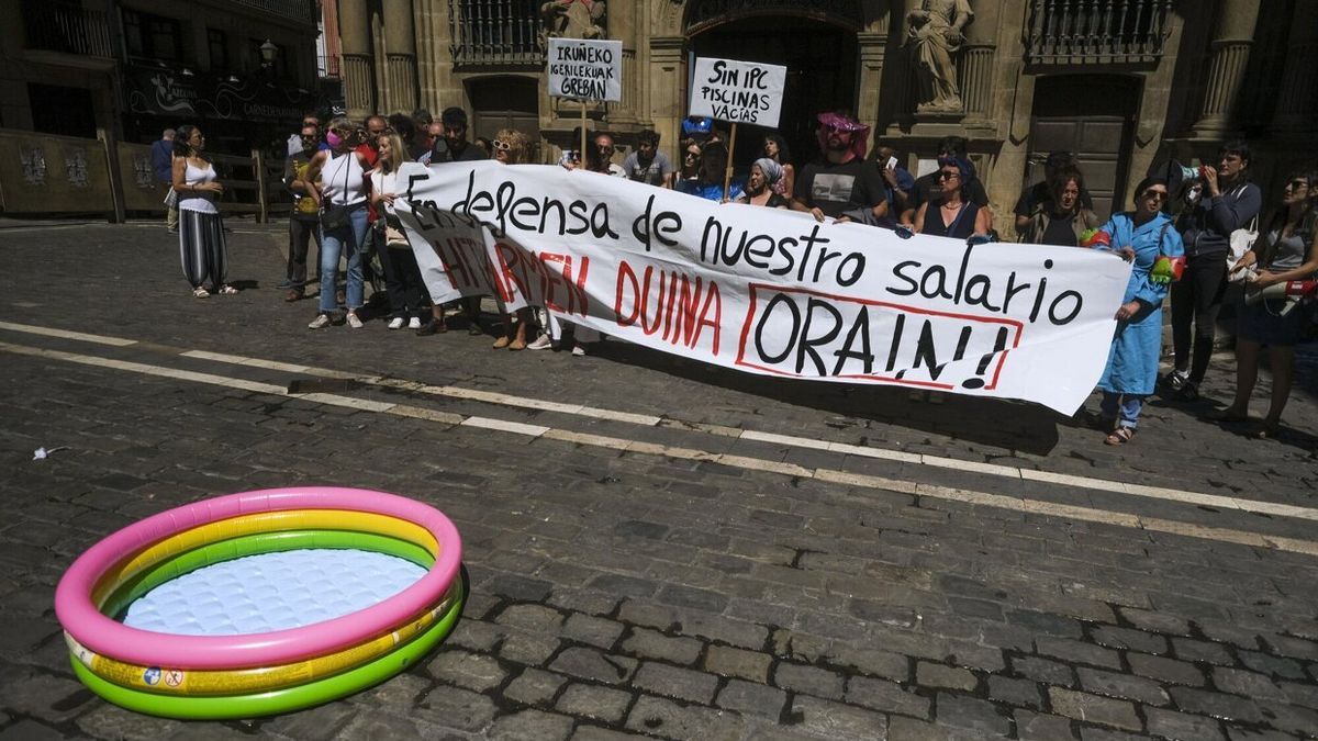 Protesta de las plantillas, en el Ayuntamiento de Pamplona.