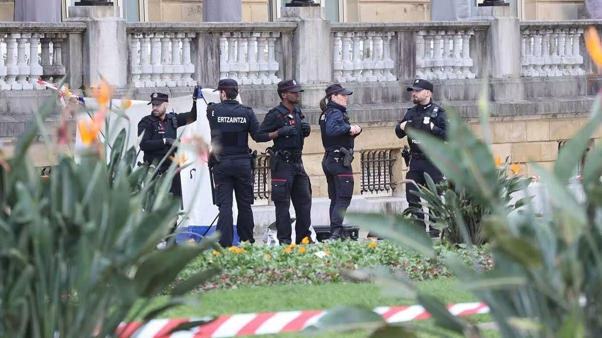 La Ertzaintza trabaja en el escenario del crimen.