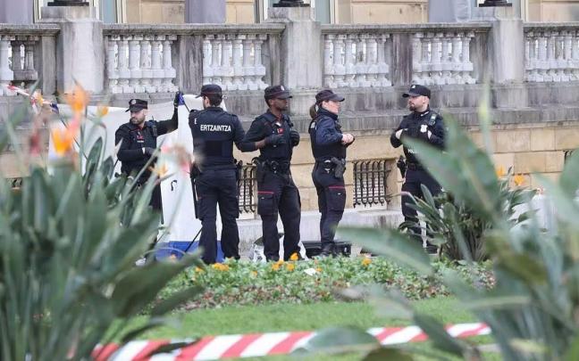 La Ertzaintza trabaja en el escenario del crimen.
