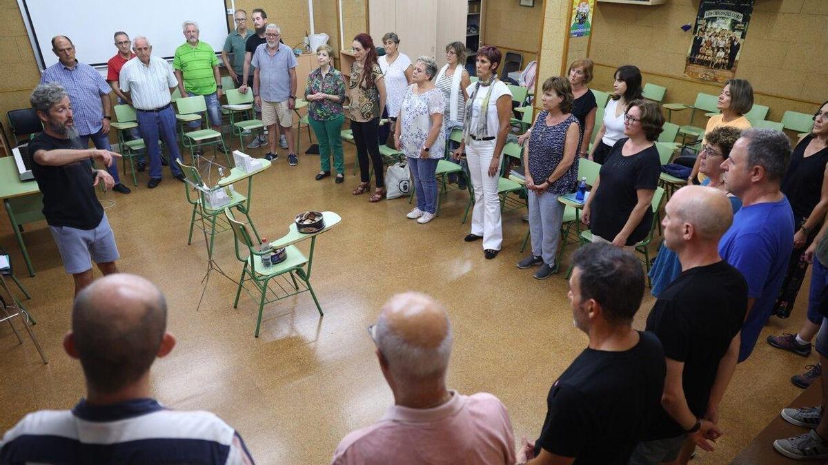 Los miembros de la coral interpretan una obra del compositor Morten Lauridsen en un ensayo en los Sauces.