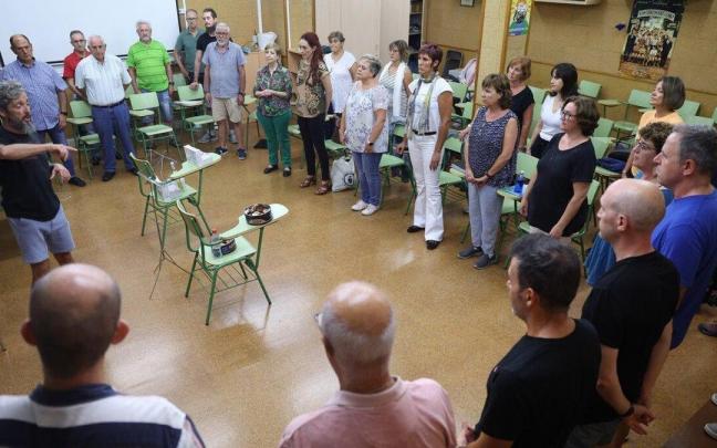 Los miembros de la coral interpretan una obra del compositor Morten Lauridsen en un ensayo en los Sauces.