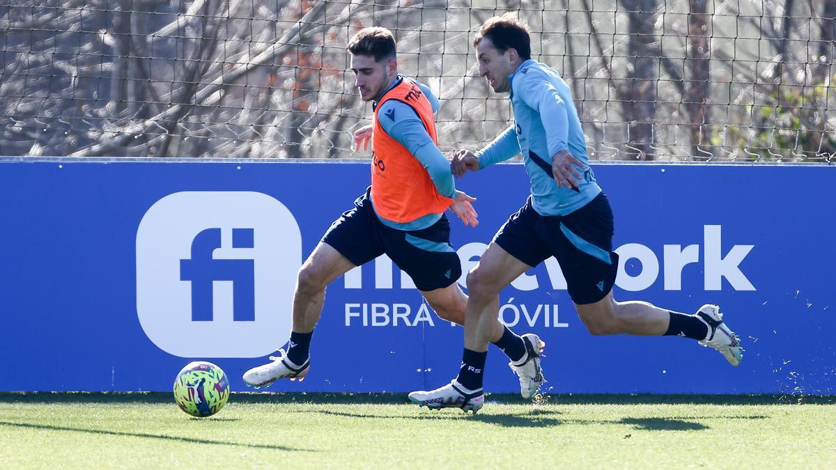 Robert Navarro, durante el entrenamiento de este viernes en Zubieta.