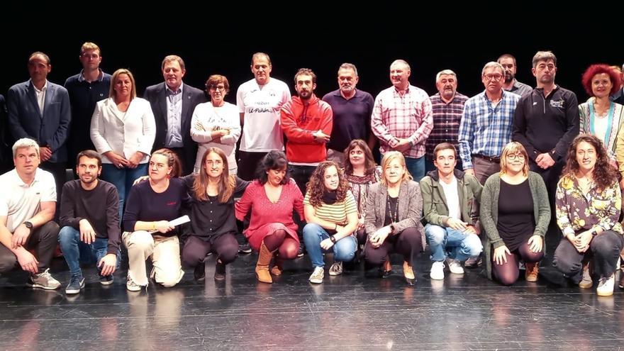 Representantes de los clubes deportivos de la comarca y responsables políticos, durante el foro celebrado ayer en Sopela.