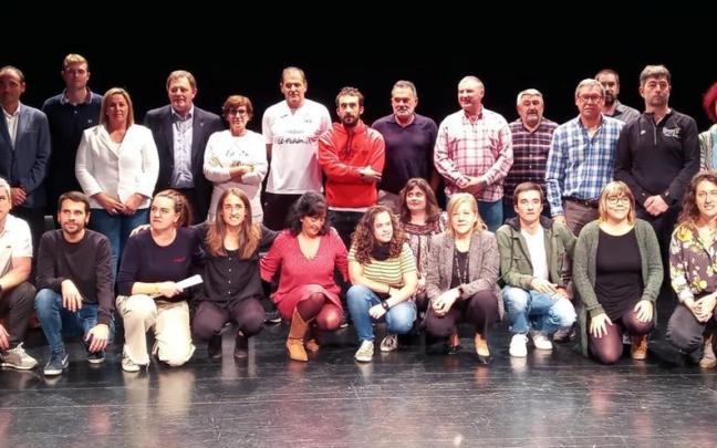 Representantes de los clubes deportivos de la comarca y responsables políticos, durante el foro celebrado ayer en Sopela. Representantes de los clubes deportivos de la comarca y responsables políticos, durante el foro celebrado ayer en Sopela.