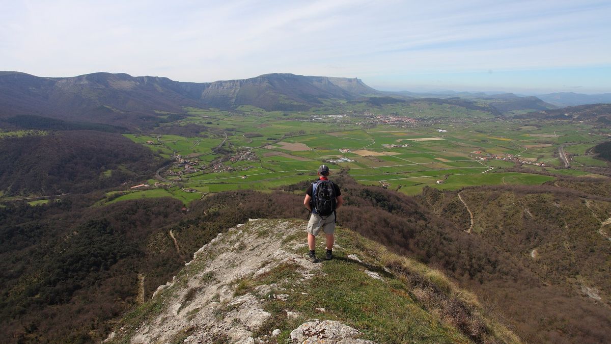 El valle de Arrastaria a los pies de la sierra Gorobel (Sálvada)