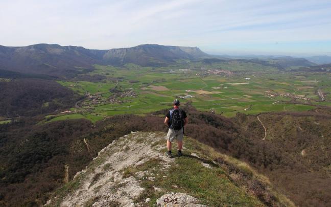 El valle de Arrastaria a los pies de la sierra Gorobel (Sálvada) El valle de Arrastaria a los pies de la sierra Gorobel (Sálvada)