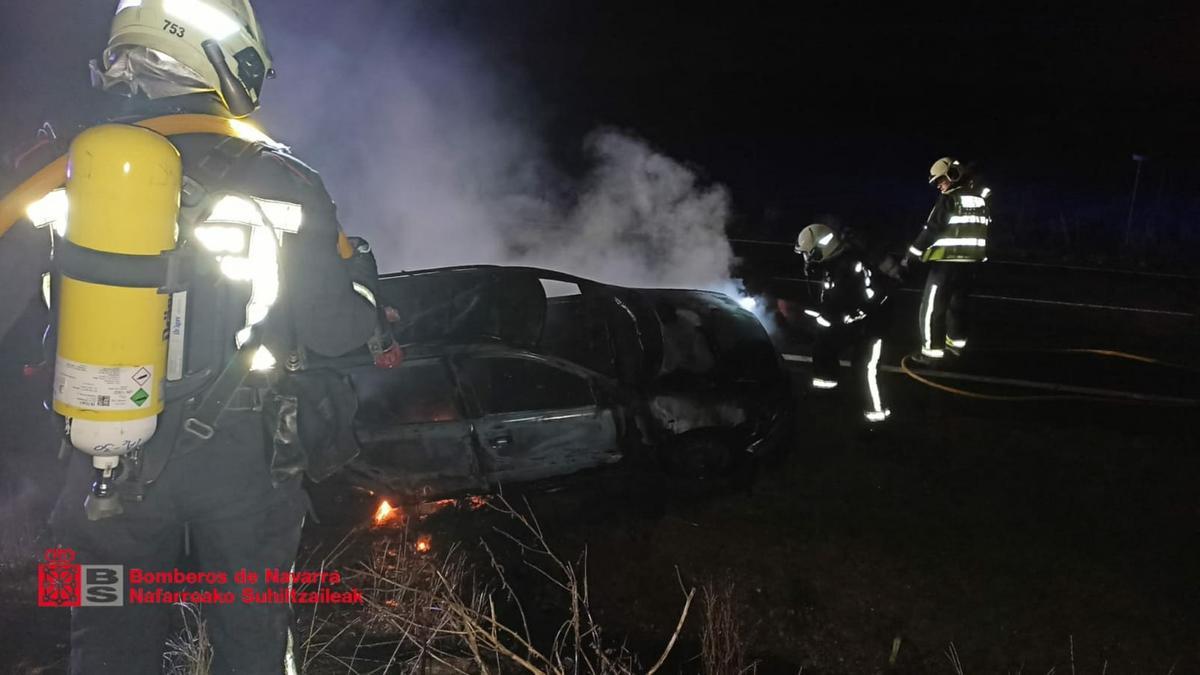 Los bomberos extinguen las llamas que calcinaron el vehículo