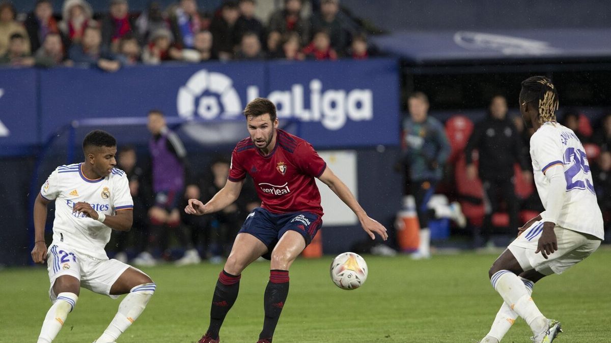 Moncayola, entre Rodrygo y Camavinga, en el duelo ante el Real Madrid en El Sadar