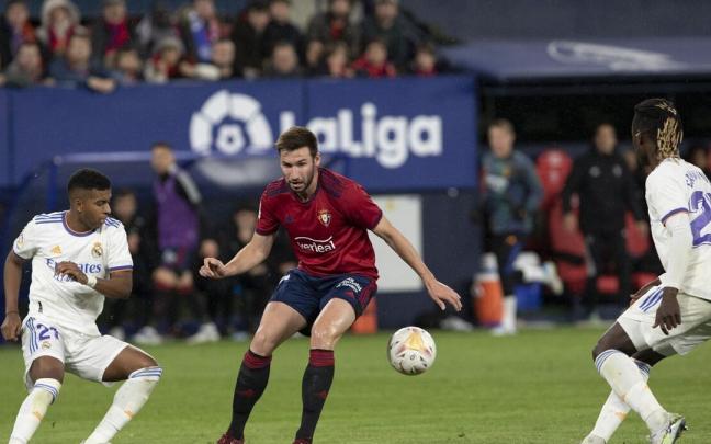 Moncayola, entre Rodrygo y Camavinga, en el duelo ante el Real Madrid en El Sadar