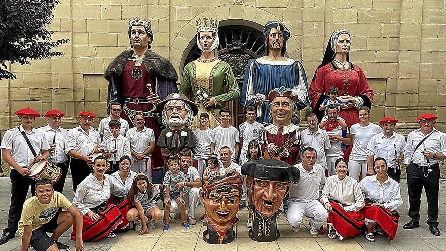 Componentes de la Comparsa de Gigantes y Cabezudos de Viana en la presentación de sus dos nuevas piezas que saldrán en las fiestas patronales de julio