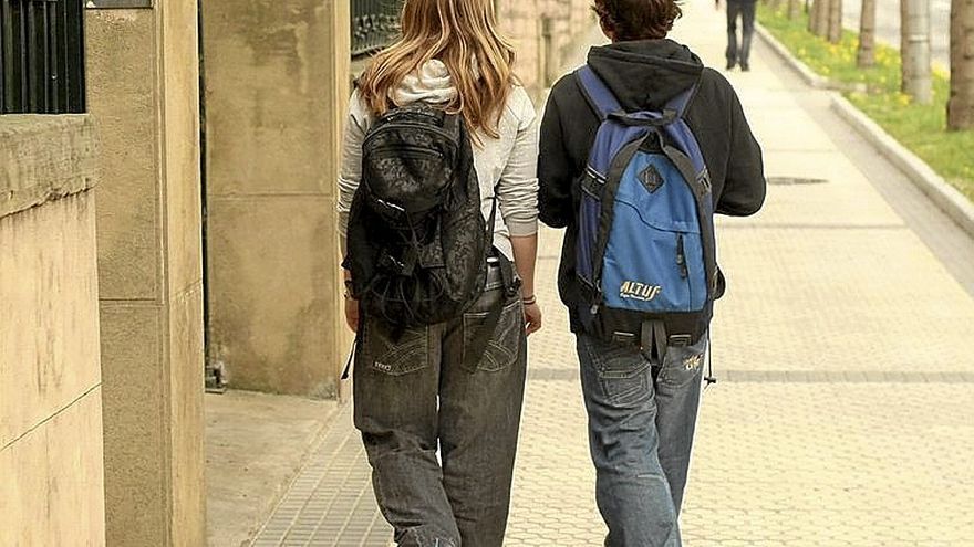 Escolares con sus mochilas tras salir del instituto. | FOTO: GORKA ESTRADA