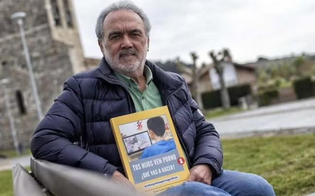 Jose Luis García, en una foto de archivo con su libro. Jose Luis García, en una foto de archivo con su libro.