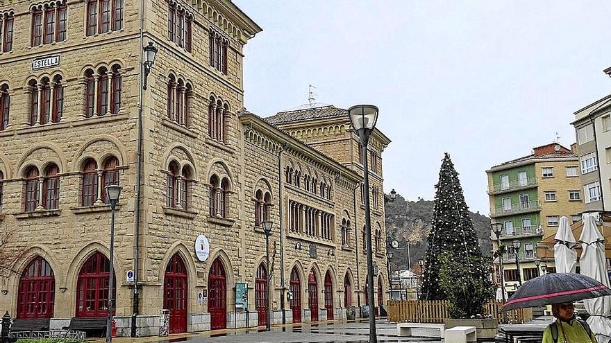 Torre de la estación (i.) en la que se ubicará el ascensor que dará acceso al resto del edificio.