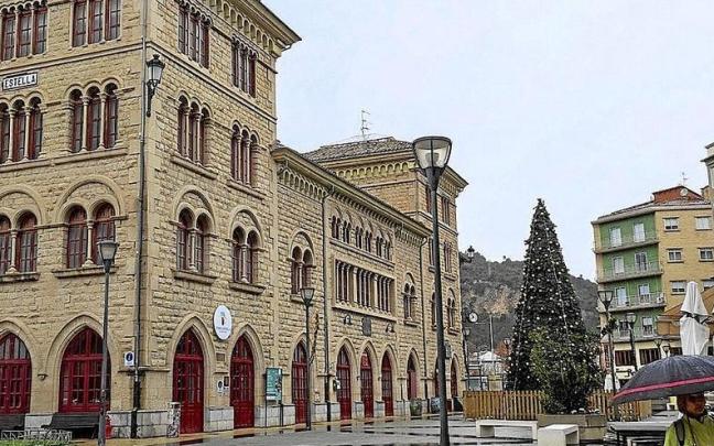 Torre de la estación (i.) en la que se ubicará el ascensor que dará acceso al resto del edificio.