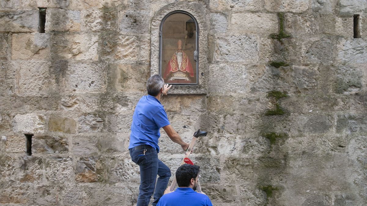 La imagen de San Fermín, de nuevo en la hornacina este viernes por la mañana.