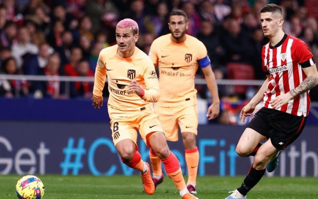 Antoine Griezmann lucha con Oihan Sancet