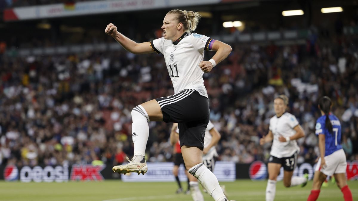 Alexandra Popp celebrando la victoria.