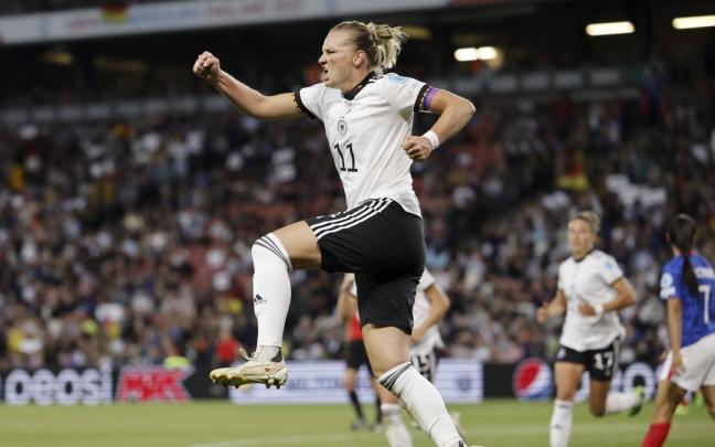Alexandra Popp celebrando la victoria.
