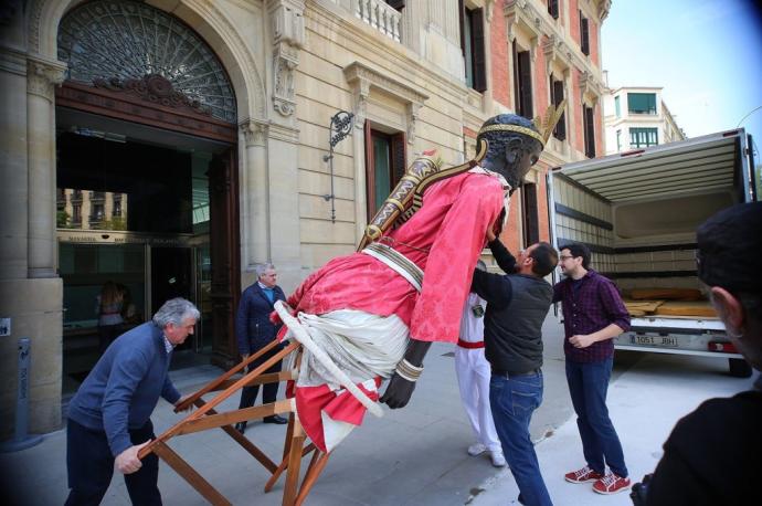 Traslado de uno de los gigantes para un evento en el Parlamento foral al que fue invitada la comparsa pamplonesa.