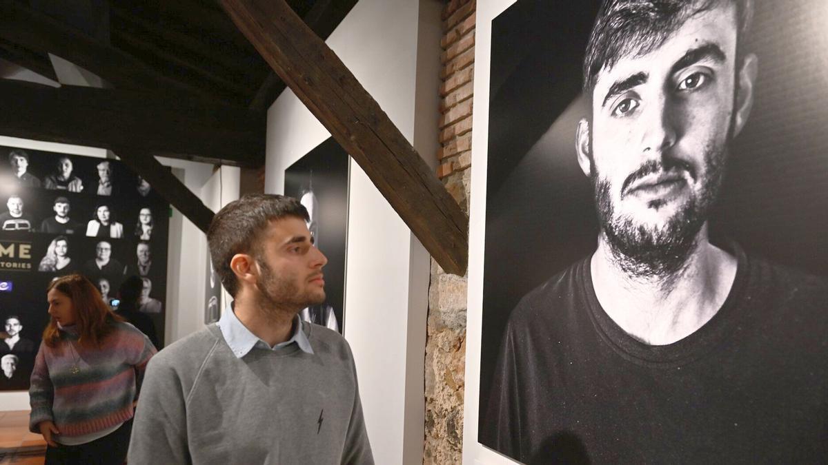 Juan Cuatrecasas, ayer en la inauguración de la exposición, junto a su fotografía.