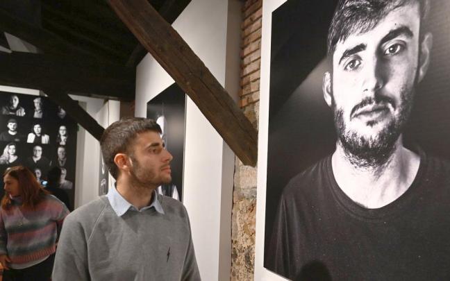 Juan Cuatrecasas, ayer en la inauguración de la exposición, junto a su fotografía. Juan Cuatrecasas, ayer en la inauguración de la exposición, junto a su fotografía.