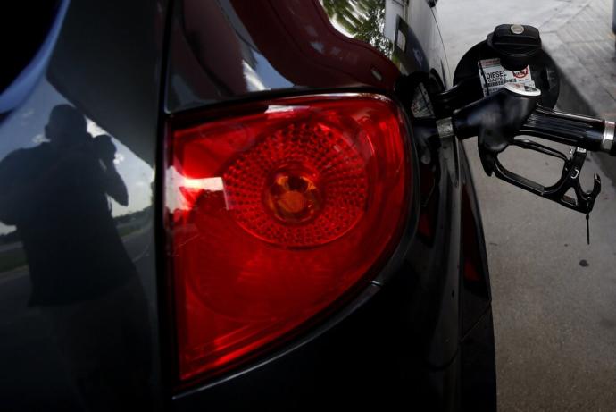 Un coche reposta en una gasolinera.